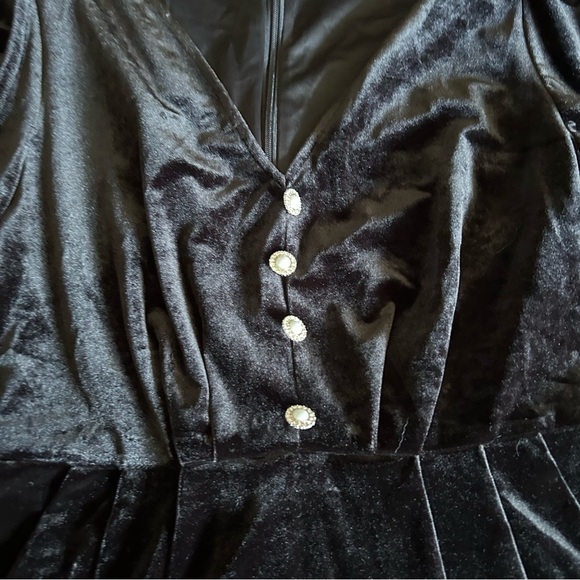 Urban Revivo Black Velvet Mini Dress Size 4 - Picture 3 of 10